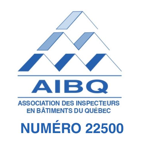 Zone extérieure avec blocs empilés et amas de pierre concassée à Charlemagne